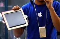 Il travaille dans un Apple Store et s'appelle Sam Sung 