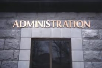 L'administration…encore mise en cause 